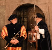 Turmwächter Albert Glauser mit Zunftmeister Bernhard Bischof im Hintergrund. (Bild: Yvonne Aldovandi-Schläpfer)