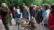 Jäger Rico Roncoroni zeigt mit dem Jagdhorn, wie sich Jäger gegenseitig verständigen – zum Beispiel als Warnsignal oder Hilferuf. (Bild: Carmen Kaufmann)