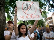 "Nein zum Betrug": Hunderte Venezolaner protestieren in Caracas gegen die umstrittene Präsidentenwahl vom Sonntag. (Bild: KEYSTONE/AP/ARIANA CUBILLOS)