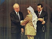 Seltener Moment der Hoffnung im Nahen Osten: Israels Ministerpräsident Yitzhak Rabin und PLO-Chef Yassir Arafat geben sich 1994 in Ägypten neben Präsident Hosni Mubarak die Hand. (Bild: Michel Euler/AP (Kairo, 4. Mai 1994)