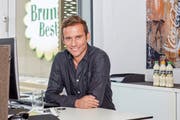 Täglich frische Zutaten gehören zum Geheimrezept der beliebten Bruno's Best Salatsauce. CEO Rony Arnold hat das Sortiment mit Kräuterbutter und Fondue-Chinoise-Saucen erweitert. Quelle: PD
