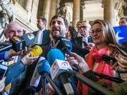 Auslieferung abgelehnt: Die ehemaligen Mitglieder der katalanischen Regionalregierung Meritxell Serret (r), Lluís Puig i Gordi (l) und Toni Comín (m) dürfen gemäss der belgischen Justiz im belgischen Exil bleiben. Der gescheiterte Auslieferungsantrag ist eine Niederlage für Spaniens Regierung. (Bild: Keystone/EPA/STEPHANIE LECOCQ)