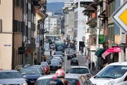 Der Verkehr staut sich in der Stadt Zug: hier im Bild entlang der Neugasse. Bild: Stefan Kaiser