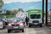 «Wer im Ausland einkauft, wird belohnt, wer im Inland einkauft, wird bestraft», sagt Geschäftsmann Walter Meier. Dagegen setzt er sich zur Wehr. Im Bild der im Kanton St. Gallen am meisten frequentierte Grenzübergang zwischen Österreich und der Schweiz in Au. (Bild: Benjamin Manser)