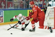 Voller Einsatz: Ramon Untersander (links) im Spiel gegen Russland. (Bild: Andy Müller/Freshfocus)