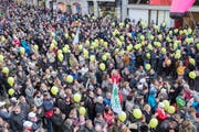 Die politische Auseinandersetzung um die St.Galler Pensionskasse war hart: Demonstration des Staatspersonals im April 2017. (Bild: Urs Bucher)