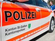 Die St. Galler Kantonspolizei war mit einem Grossaufgebot am Tatort in Thal. (Bild: Symbolbild KEYSTONE/GIAN EHRENZELLER)
