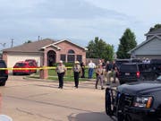 Polizisten in Texas untersuchen ein haus, in dem fünf Menschen erschossen aufgefunden wurden. (Bild: KEYSTONE/AP The Denton Record-Chronicle/JULIAN GILL)