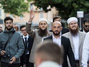 IZRS-Präsident Nicolas Blancho (rechts), der Medienverantwortliche Qaasim Illi (Mitte) und Kulturproduzent Naim Cherni (links) vor Prozessbeginn am Bundesstrafgericht in Bellinzona. (Bild: KEYSTONE/TI-PRESS/ALESSANDRO CRINARI)