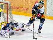 Reto Suri (rechts) wird auch nächste Saison noch beim EV Zug spielen (Bild: KEYSTONE/ALEXANDRA WEY)