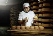 Die Bio-Heumilch für den Seelisberger Bergkäse stammt zu 100 Prozent aus der Region. Hans Aschwanden und sein Team stellen die verschiedenen Käsesorten nach altem Familienrezept her. Quelle: PD