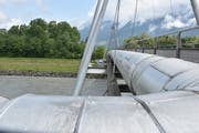 Das Fernwärmenetz Schaan wird über die bestehende Energiebrücke erschlossen. (Bild: Thomas Schwizer)