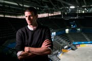 Handball-Nationalspieler Andy Schmid in der Bossard-Arena, wo am 12. Juni das Rückspiel der WM-Playoffs gegen Norwegen stattfinden wird. (Bild: Alexandra Wey/Keystone (Zug, 16. Mai 2018))