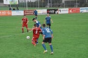 Der FC Bütschwil (in Rot) kämpft heute Abend auf der Breite gegen Eschenbach um dringend benötigte Punkte. (Bild: Beat Lanzendorfer)