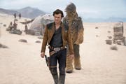 Am Ende ein eingespieltes Team: Alden Ehrenreich in der Rolle des Han Solo und sein pelziger Copilot Chewbacca, gespielt von Joonas Suotamo. (Bild: Jonathan Olley/Lucasfilm)