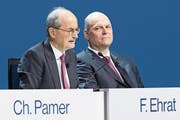 Felix Ehrat (links) während der Novartis-Generalversammlung im Frühjahr. (Bild: Anthony Anex/Keystone (Basel, 2. März 2018))