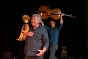 Liedermacher Ernst Schnellmann (links) und Jörg Müller vereinigen Chansons, Figuren und Theater. Bild: Dominik Wunderli (Luzern, 5. Mai 2018)