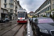 Der Platz zwischen Gleisen und Parkplätzen an der Bahnhofstrasse ist knapp. Die Trogenerbahn bleibt regelmässig stecken. Bild: Benjamin Manser