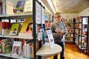 Kantonsbibliothekar André Sersa ist Gastgeber in seinem Haus. (Bild Corinne Glanzmann, Sarnen, 16. Oktober 2013)