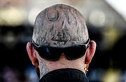 Ein Teilnehmer des Neonazi-Festivals «Schild und Schwert», bei dem mehr als 1'000 Rechtsextreme den Geburtstag von Adolf Hitler gefeiert haben. (Bild: Franz Fischer/EPA)