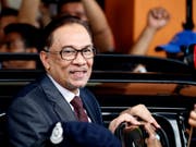 Er ist einer der prominentesten Politiker der malaysischen Opposition: Anwar Ibrahim, hier kurz nach seiner Freilassung aus einem Spital in Kuala Lumpur, in welchem er sich wegen einer Schulterverletzung zuletzt befunden hatte. (Bild: Keystone/AP/VINCENT THIAN)