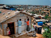 Rohingya-Flüchtlinge bereiten sich in Bangladesch auf die bevorstehende Monsun-Zeit vor. (Bild: KEYSTONE/AP/A. M. AHAD)
