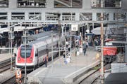 Während der Woche verkehren mehr Züge zwischen St.Gallen und Zürich. Bild: Ralph Ribi/Archiv