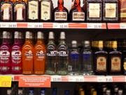 Die Weltgesundheitsorganisation WHO empfiehlt höhere Alkohol- und Tabaksteuern zur Gesundheitsprävention. (Bild: KEYSTONE/GAETAN BALLY)