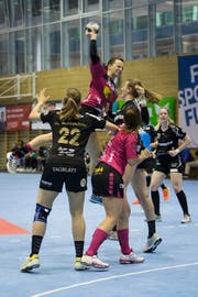 Die Spono Eagles (Ivana Ljubas am Ball) können sich im ersten Finalspiel gegen Brühl nicht entscheidend durchsetzen. | Bild: Manuela Jans-Koch (Nottwil, 17. Mai 2018)
