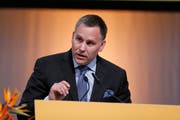Justin Howell, Sprecher der Bill-Gates-Stiftung, an einer Sika-Generalversammlung in der Waldmannhalle in Baar. (Bild Stefan Kaiser, 12. April 2016)