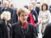 Bundesrätin Simonetta Sommaruga auf dem Weg zur Trauerfeier für den verstorbenen Alexander Tschäppät im Berner Münster. (Bild: Keystone/Peter Schneider)