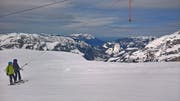 Skifahrer am Sessellift Bonistock. Soll es irgendwann auch Verbindungsbahnen Frutt-Titlis geben? (Bild: Markus von Rotz (Melchsee-Frutt, 2. April 2018))