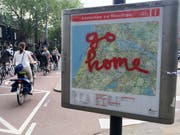 Touristen sind in Amsterdam nicht immer beliebt. Die Stadt sucht nun nach einem "neuen Gleichgewicht" zwischen Tourismus und Stadtbevölkerung. Archiv) (Bild: KEYSTONE/AP/PETER DEJONG)