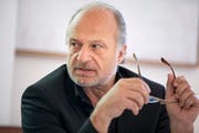 Stadtrat Filippo Leutenegger an einer Medienkonferenz. (Bild: Patrick Hürlimann/Keystone, Zürich, 19. April 2018)