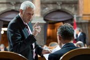 Die CVP-Ständeräte Konrad Graber (links) und Stefan Engler. (KEYSTONE/Peter Schneider)