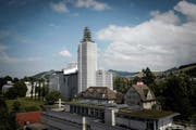 Voll eingerüstet: Die Kirche St. Maria Neudorf während der Renovation des Dachs und der Fassade. (Bild: Michel Canonica (29. Juni 2016))