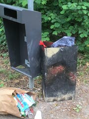 Die unbekannten Täter versuchten, den Mülleimer in Brand zu setzen. (Bild: PD)