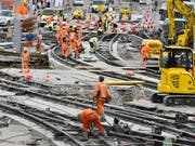 In der Schweiz hat im ersten Quartal die Zahl der Erwerbstätigen zugenommen. (Bild: KEYSTONE/WALTER BIERI)