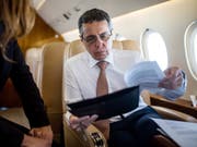 Der Schweizer Aussenminister Ignazio Cassis im Bundesratsjet auf der Rückreise aus Jordanien. (Bild: KEYSTONE/TI-PRESS/GABRIELE PUTZU)