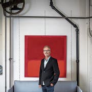 Guido Lötscher vor einem seiner Bilder in der Kunstschmiede Artefix. (Bild: Pius Amrein (Sempach, 16. Mai 2018))