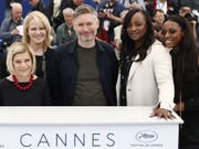 In einem brisanten Dokumentarfilm über Whitney Houston wird behauptet, die Sängerin sei von einer Cousine sexuell missbraucht worden. V.l.: Produzentinnen Nicole David und Lisa Erspamer, Regisseur Kevin Macdonald und die Koproduzentinnen Pat Houston und Rayah Houston stellten den Film in Cannes vor. (Bild: Keystone/EPA/IAN LANGSDON)