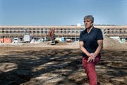 Werner Baumgartner, Präsident des SC Kriens bei der Baustelle des neuen Kleinfeld-Stadions in Kriens. (Bild: Corinne Glanzmann (19. April 2018))
