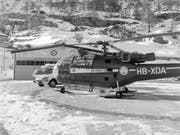 Seit 50 Jahren fliegt die Air Zermatt Rettungseinsätze, das Bild aus dem Archiv zeigt die Helikopter-Basis Zermatt im Januar 1971. (Bild: KEYSTONE/STR)