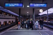 Ab Fahrplanwechsel im Dezember sollen Passagiere nicht mehr direkt von Luzern zum Flughafen reisen können. (Bild: Boris Bürgisser, Luzern 27. März 2017)
