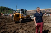 Werner Baumgartner, Präsident des SC Kriens, auf der Baustelle des neuen Kleinfeld-Stadions. Bild: Corinne Glanzmann (Kriens, 19. April 2018)