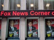 Fox-News-Hauptsitz in New York mit Grossaufnahmen der noch vor einem Jahr aktiven Star-Moderatoren, darunter Bill O'Reilly (l), der wegen Vorwürfen sexueller Belästigung gehen musste. (Bild: KEYSTONE/AP/MARY ALTAFFER)