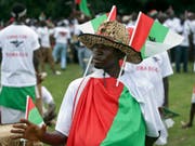 Anhänger des amtierenden Staatschefs Pierre Nkurunziza in Burundis Hauptstadt Bujumbura bei einer Veranstaltung im Vorfeld des umstrittenen Verfassungsreferendums. (Bild: Keystone/AP/)