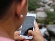Die App im Einsatz: Mit einer virtuellen Messlatte können User ein Referenzbild des Wasserstands an einem bestimmten Fluss erstellen. (Bild: Universität Zürich/Rolf Klossner)