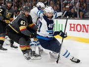 Luca Sbisa (Nummer 47) im Duell mit Winnipegs Joel Armia (Bild: KEYSTONE/AP/JOHN LOCHER)
