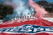 Mitglieder der rechten Gruppierung demonstrieren auf dem Col de l’Echelle nahe der italienischen Grenze. (Bild: R. Lafabregue/AFP (21. April 2018))
